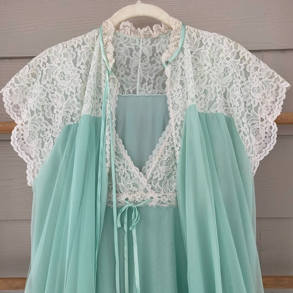 Vintage gown and robe 50's/60's sleepwear